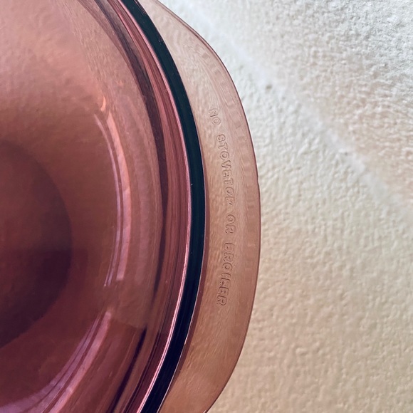 SOLD! VTG? Pyrex cranberry 2L casserole dish - Picture 4 of 12